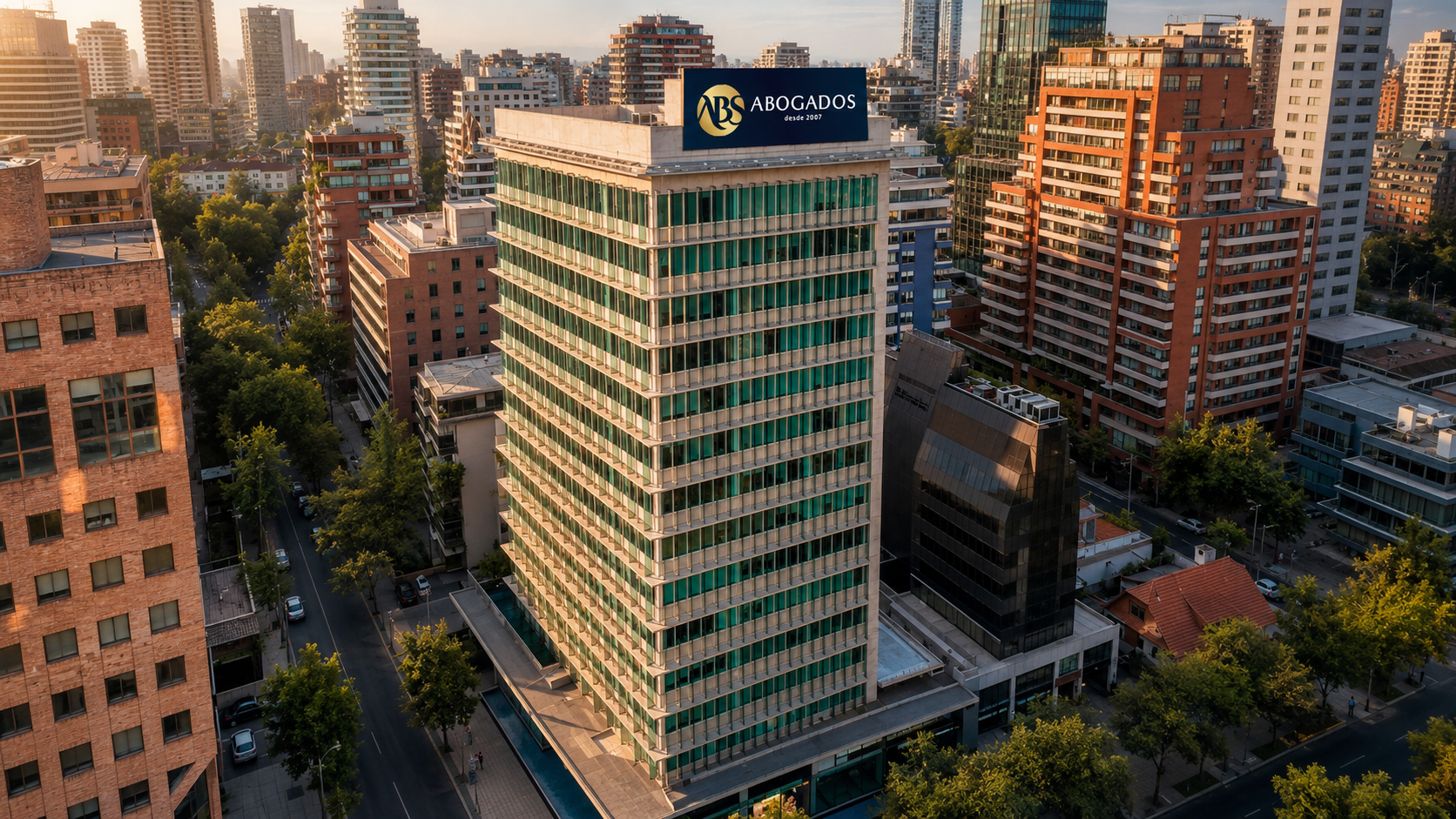Edificio corporativo de ABS Abogados en Las Condes, Santiago, al atardecer